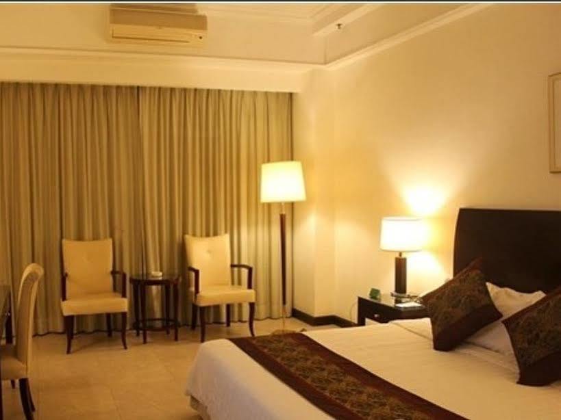 Clifford Golden Lake Hotel Foshan Extérieur photo